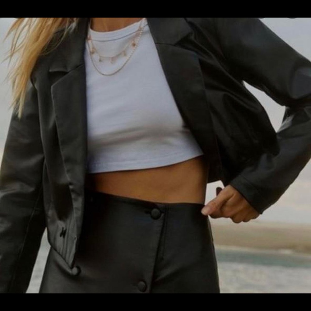 GLASSONS FAUX LEATHER CROPPED BLAZER / Size S